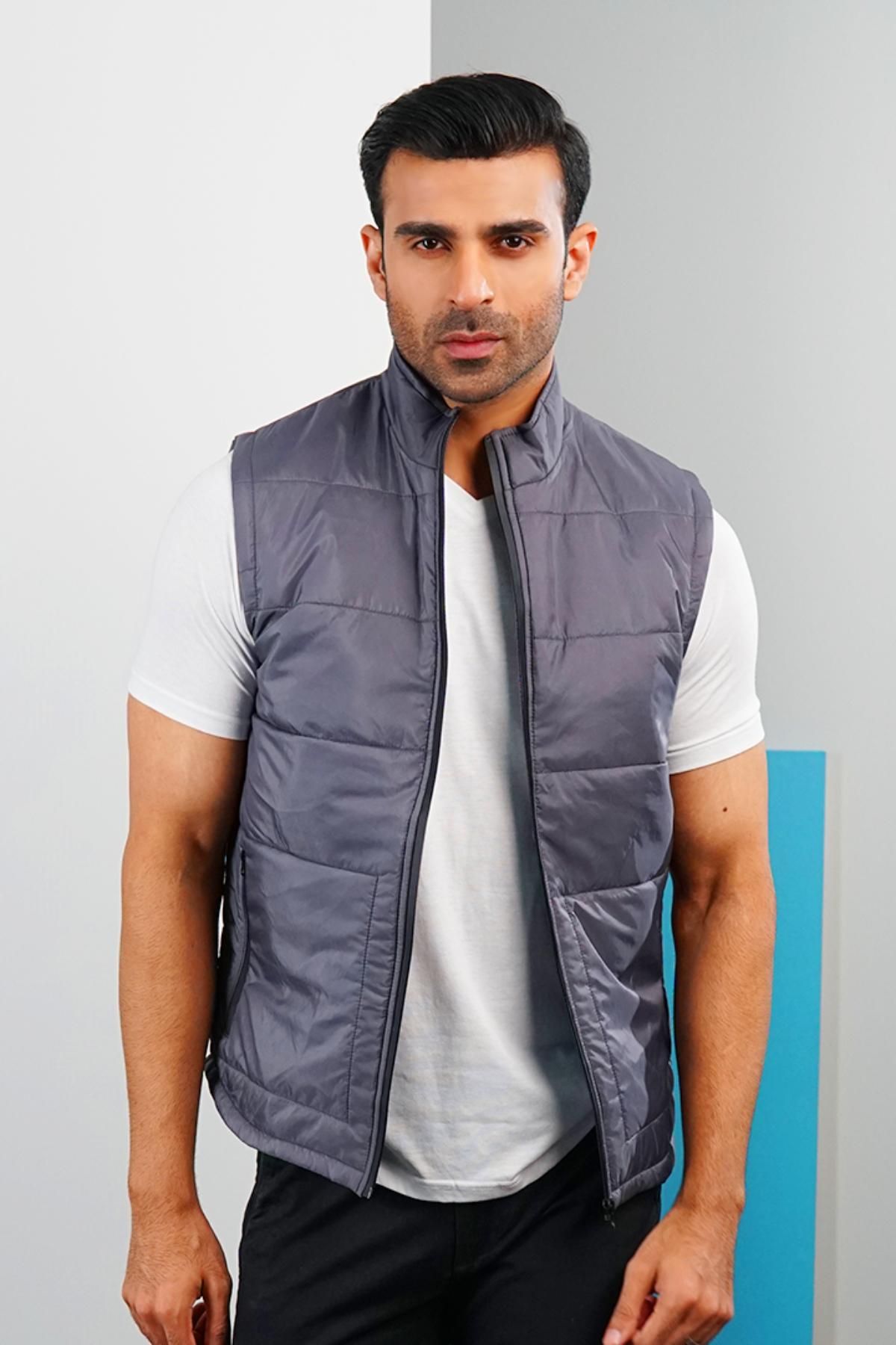 How to wear a sleeveless down jacket for men?