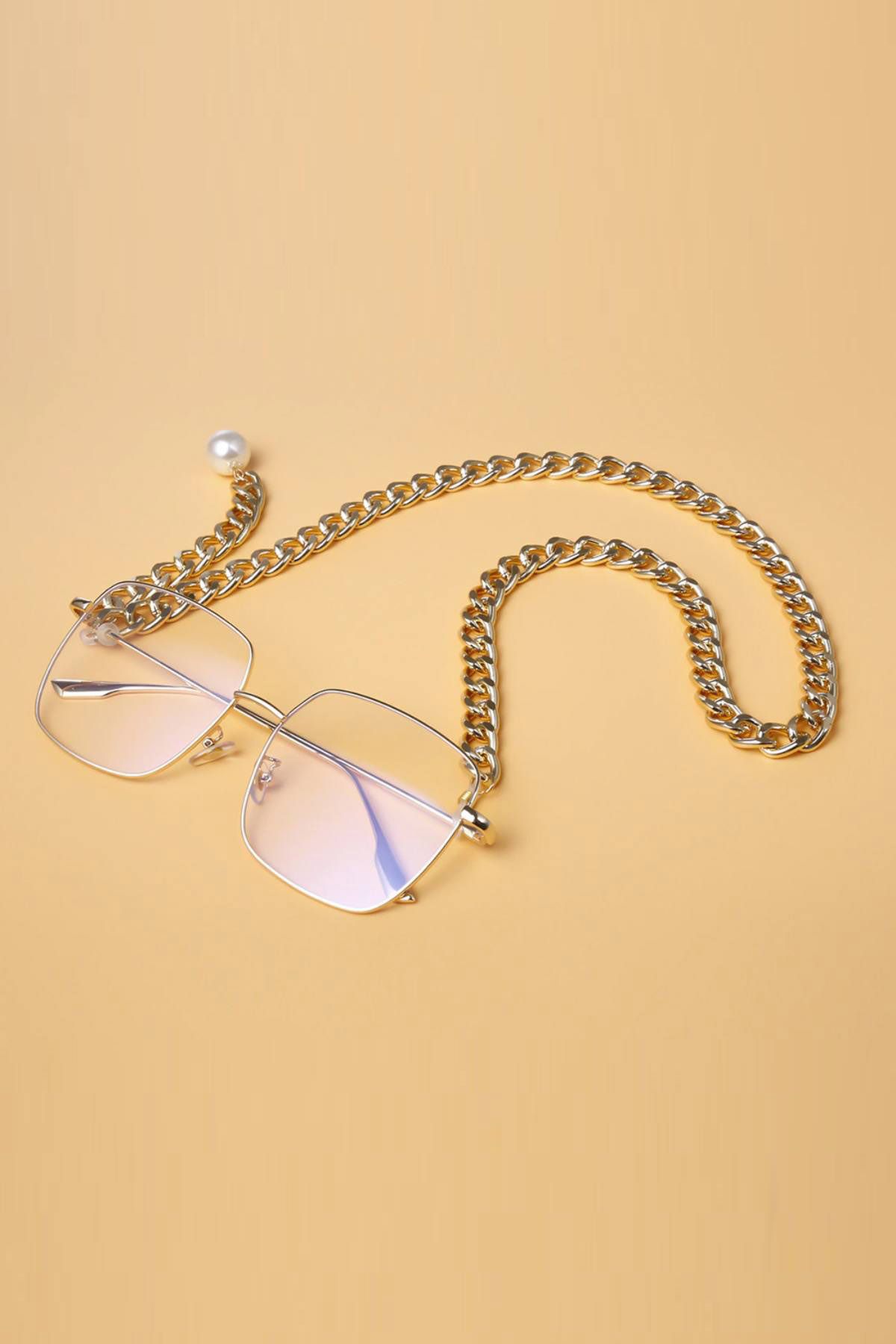 Girl With A Peral Sunglasses Chain - Gold
